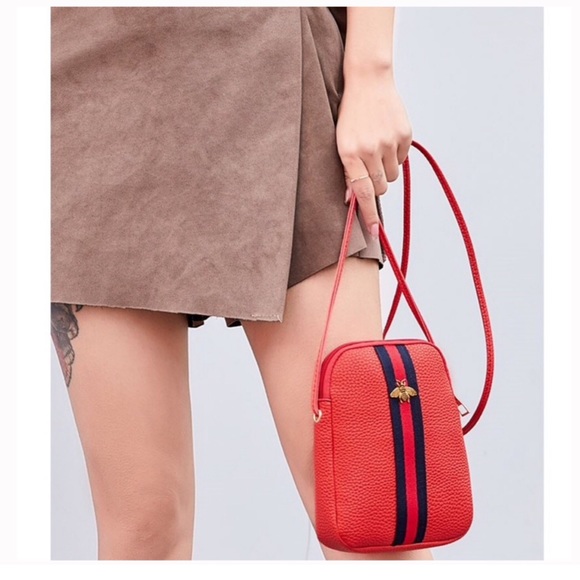 Embellished Bumble Bee Crossbody Bag - Picture 7 of 8